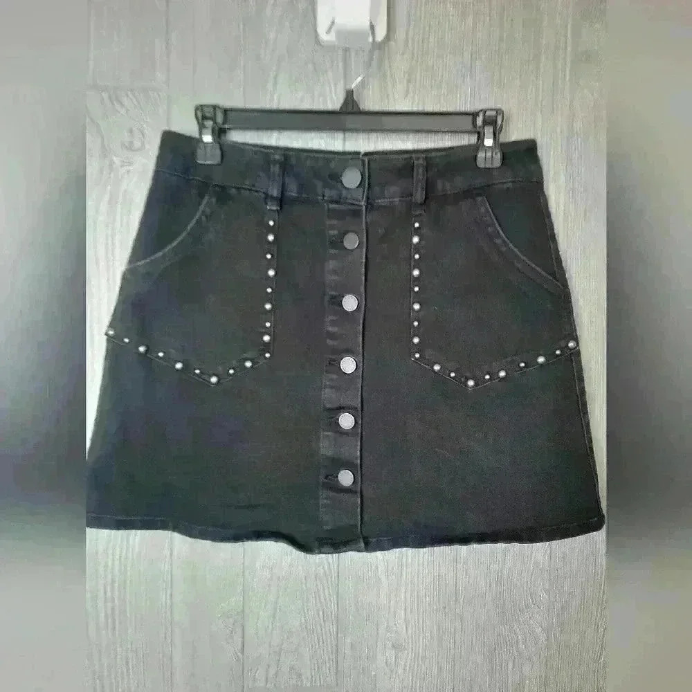 ♡Jolt black jean studded skirt. Size 7/28 has stretch. C-7‎